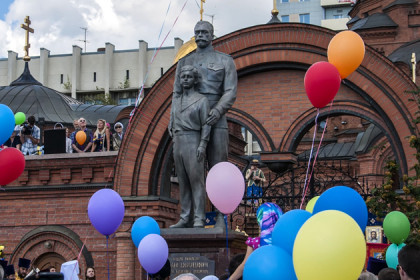 Топором искромсали памятник Николаю II в Новосибирске