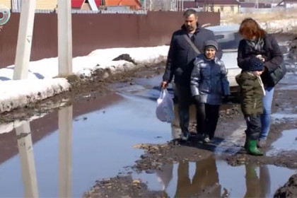 Талыми водами затопило улицы Толмачево