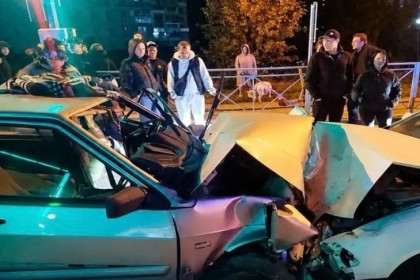 Спасатели МАСС вырезали водителя ВАЗа из разбитого авто на Чистякова