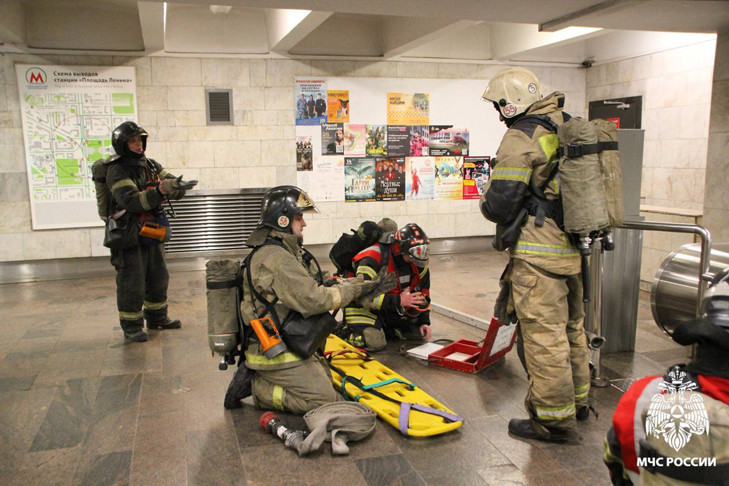 Технику МЧС стянули ночью к станции метро «Площадь Ленина» в Новосибирске