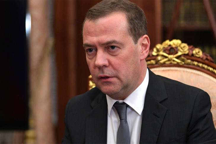 Дмитрий Медведев в Новосибирске поддержал идею о досрочном выходе на пенсию физруков