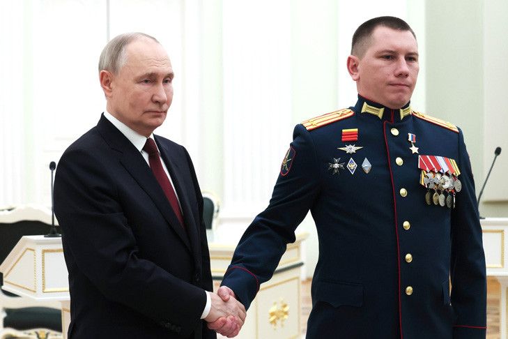 Путин вручил звезду Героя России выпускнику НВВКУ Антону Струеву