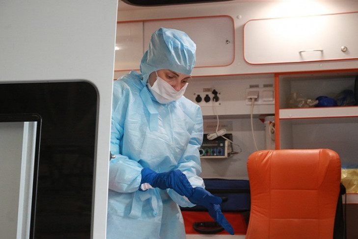 Прививку от коронавируса научили делать новосибирских медиков