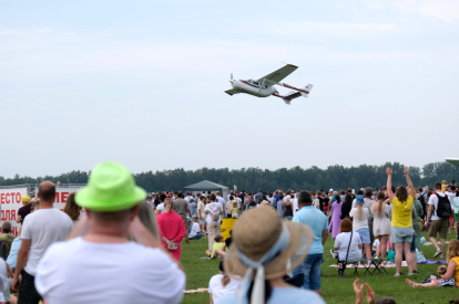 Тысячи любителей авиации собрал фестиваль под Новосибирском