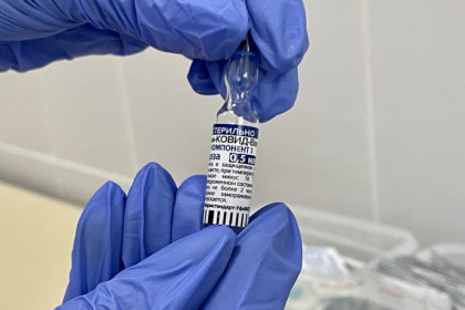 Вакцина от COVID-19 снизила количество мутаций, заявил ученый из Новосибирска