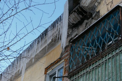 Сосульками обросли крыши домов в «спальных» районах