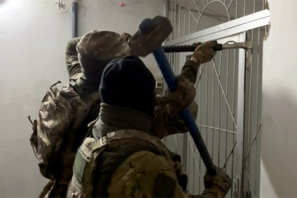 Новосибирский СОБР с кувалдой задержал более 50 пособников колл-центров ВСУ