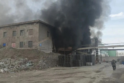 Пожарные спасли горящий склад в Новосибирске от взрыва газовых баллонов