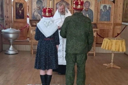 Таинство венчания для двух мобилизованных и их жен провели в Новосибирске