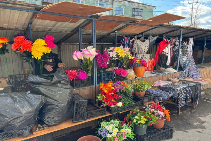 Более 70 кг похоронных цветов изъяли у торговцев перед Радоницей в Новосибирске