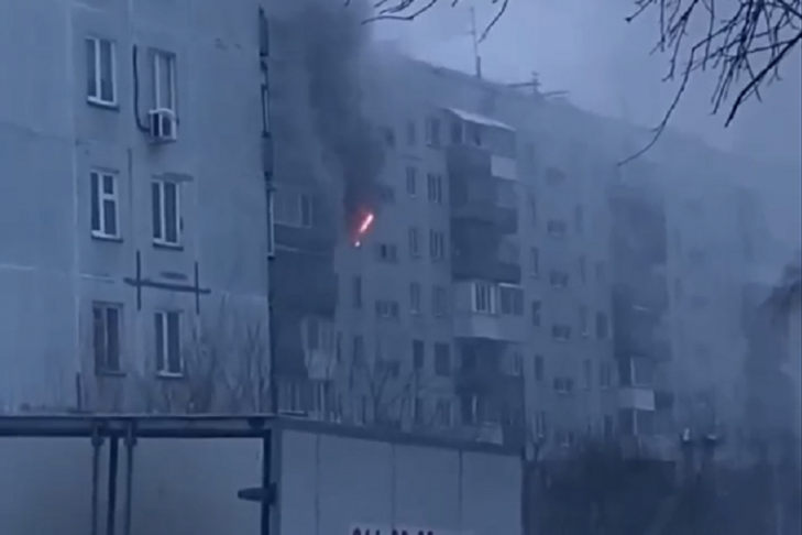 Дым и пламя заметили новосибирцы в девятиэтажке на улице Фрунзе