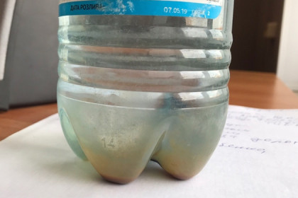 Мерзких личинок в воде из-под крана нашла жительница Довольного
