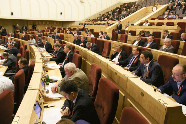 Выполнение указов Президента в НСО оценили депутаты