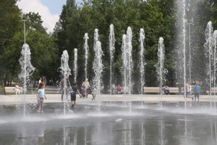 Светомузыкальный фонтан включили в Центральном парке Новосибирска 