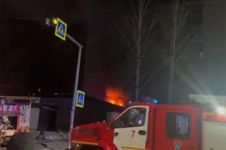 Крыша офиса мусорного регоператора сгорела в Новосибирске