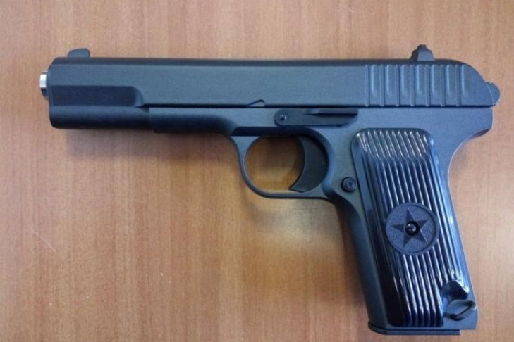 Игрушечный пистолет у затылка полицейского обернулся уголовным делом