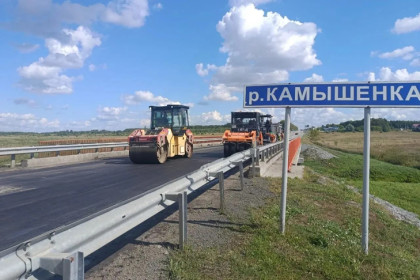 Асфальт обновили на мосту через реку Камышенка под Новосибирском
