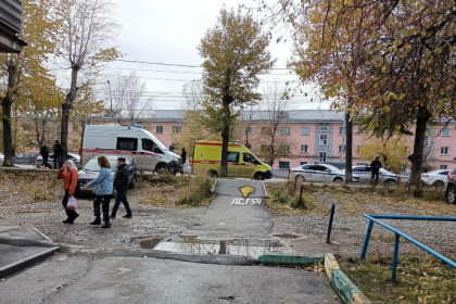 «Скорая» насмерть сбила 7-летнюю девочку на тротуаре в Новосибирске
