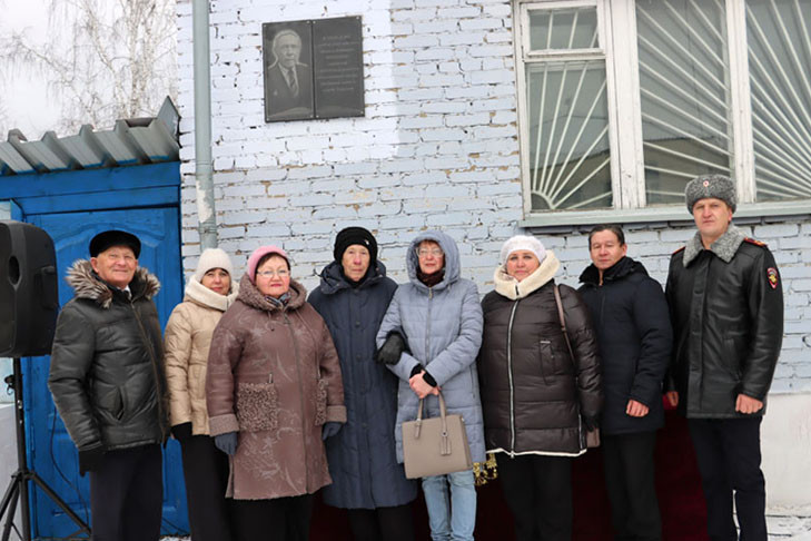 Память легендарного автора детективов Михаила Черненка увековечили в Тогучине