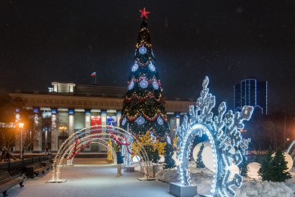 Андрей Травников поручил усилить контроль безопасности на новогодних каникулах