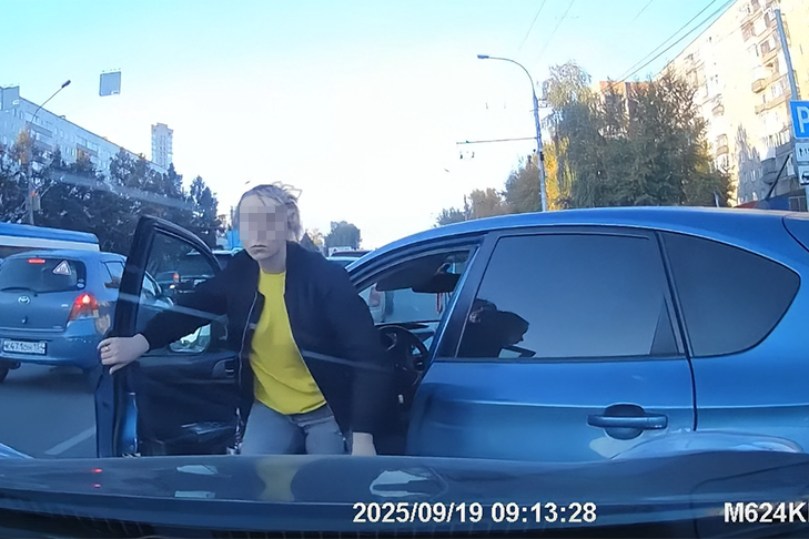 Девушка-водитель устроила драку на улице Бориса Богаткова в Новосибирске