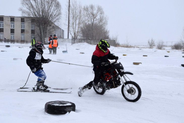 Мотоциклисты с лыжниками на веревках соревновались в Карасуке