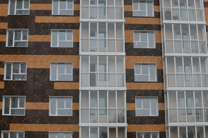 Босая жительница Кольцово выпала с балкона 7 этажа 