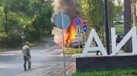 Автомобиль врезался в столб и загорелся на Дачном шоссе в Новосибирске