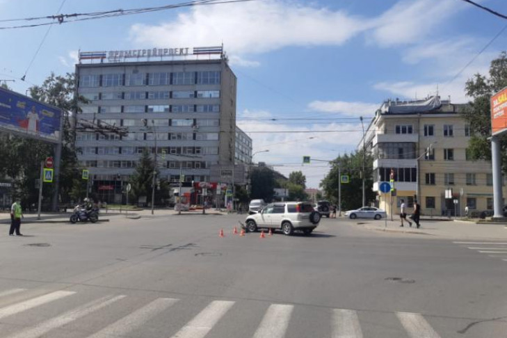 Два кроссовера не поделили Красный проспект в Новосибирске – приехала детская реанимация