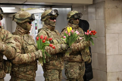 «Вежливые люди» дарили женщинам тюльпаны в метро Новосибирска 
