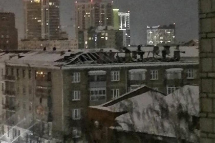 Крышу с 80-летней пятиэтажки у метро «Красный проспект» сорвало в Новосибирске