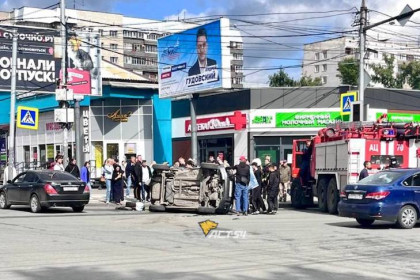 Прохожие в Новосибирске поставили на колёса автомобиль после аварии