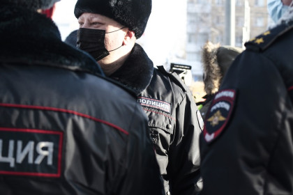 В Новосибирской области женщина вырвала клок волос у офицера полиции