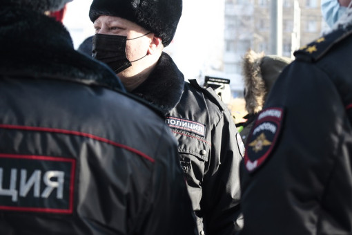 В Новосибирской области женщина вырвала клок волос у офицера полиции