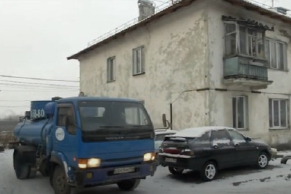 Нечистотами заливают улицу Большевистская жильцы старых двухэтажек