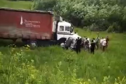 Дедушка на «Ниве» попал под грузовик в Новосибирской области