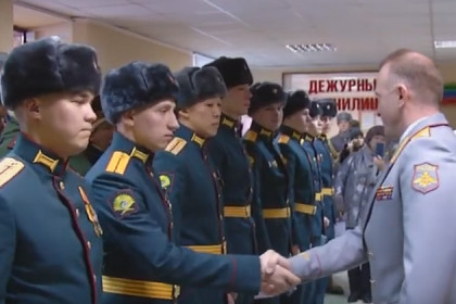 Офицерские погоны получили курсанты Новосибирского военного училища