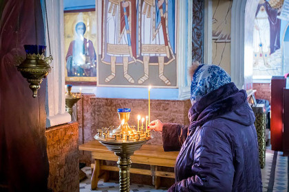 Тысячи новосибирцев пришли в храмы на Радоницу-2026