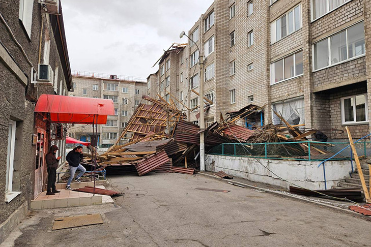 Последствия страшного урагана 5 апреля устраняют в Сибири