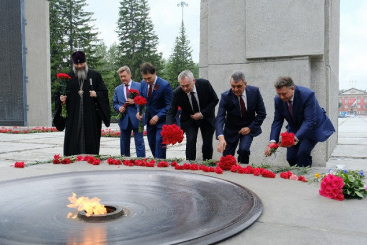 Губернатор Травников возложил цветы к памятнику «Единство фронта и тыла»