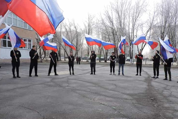 Участники флешмоба выстроились в форме сердца с флагами РФ в Искитимском районе