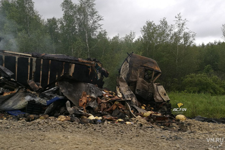 Фуры выгорели, водитель погиб: трагедия на трассе под Новосибирском