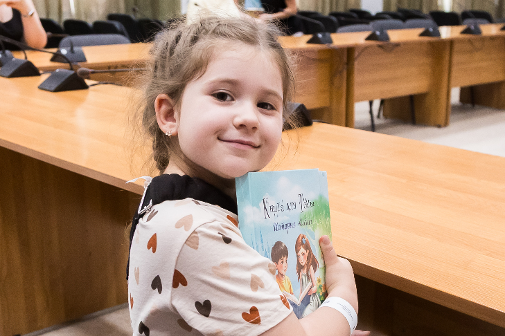 Продолжение книги посвящено девочке из Болотного. Фото Андрея Заржецкого