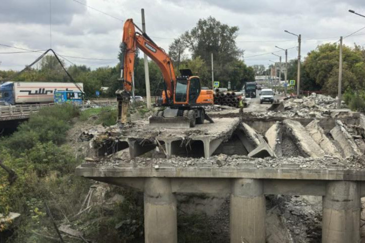 Старый мост через реку Тула начали демонтировать в Новосибирске