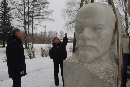 Огромный бюст Ленина по просьбе жителей установили под Новосибирском