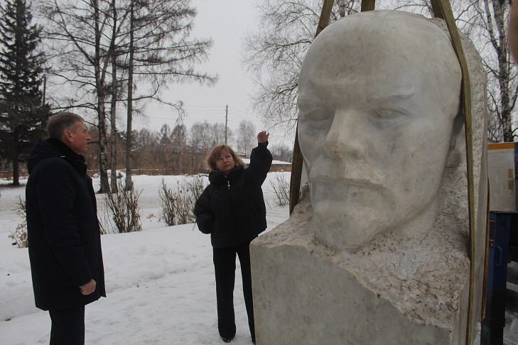 Огромный бюст Ленина по просьбе жителей установили под Новосибирском