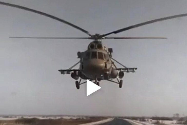 Вертолет пролетел в паре метров над трассой в Коченевском районе