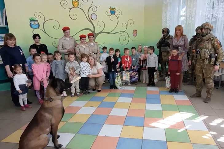 Пес Гард доставил подарки от ветеранов Новосибирска детям ЛНР