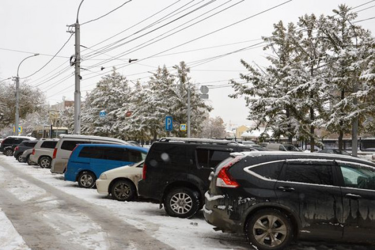 Парковку запретили на магистрали в центре Новосибирска 