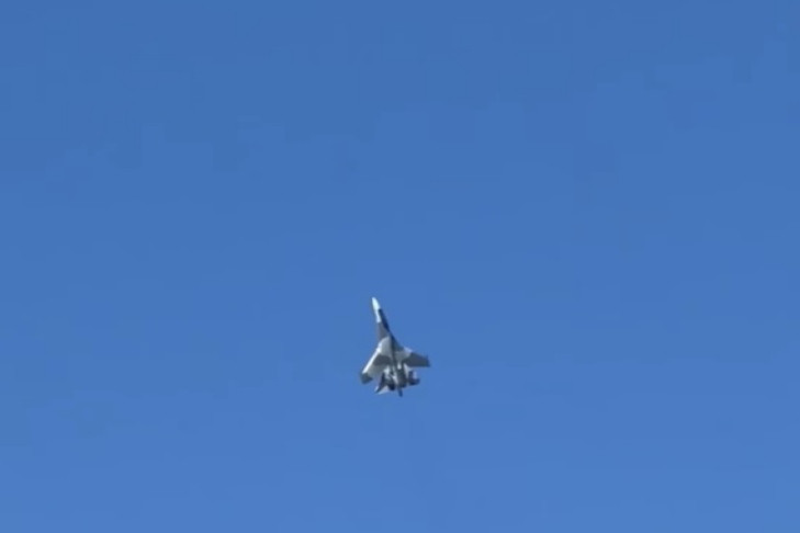 Мертвую петлю выполнил Су-35 в небе над Новосибирском